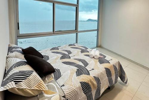 瓜亚基尔Penthouse de 2 habitaciones con vista al rio y parking的海景客房内的一张床位