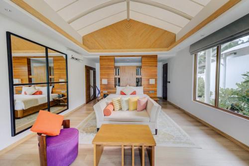 美慕环礁马尔代夫西纳蒙哈库拉呼啦全包度假村的客厅配有沙发和桌子