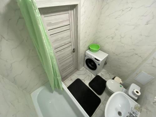 PrigorodnyyЖК Sati Club House的带浴缸、卫生间和盥洗盆的浴室