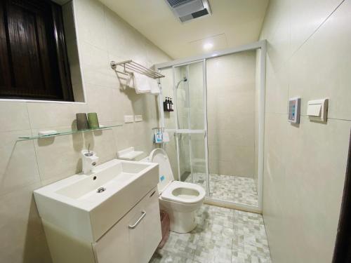 金沙镇浯作艺旅的浴室配有卫生间、盥洗盆和淋浴。