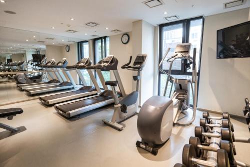 首尔Travelodge Myeongdong Euljiro的健身房,配有各种跑步机和机器