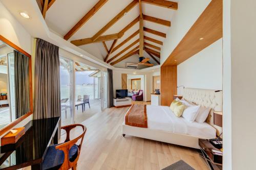 北马累环礁马尔代夫西纳蒙多维利酒店的一间卧室配有一张床,享有海景