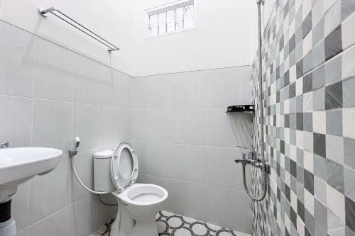 BlimbingRedDoorz Syariah @ Jl. Candi Kalasan的一间带卫生间和水槽的浴室