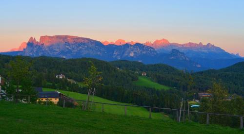 博尔扎诺Bozen Mitte的享有山脉和山脉的背景景色。