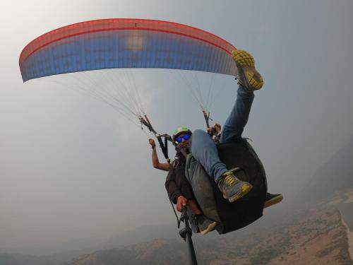 KāskīInto The Wild Pokhara的一个人骑着降落伞