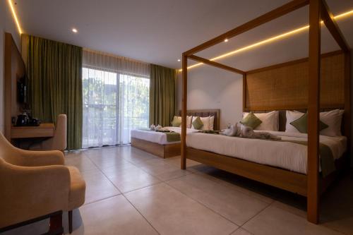 班加罗尔Vanya的一间卧室设有两张床和大窗户