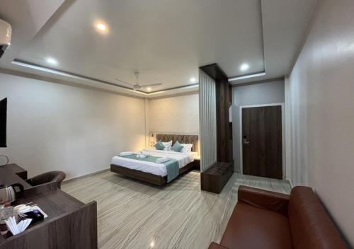 焦尔哈德D Royal Palm的酒店客房,配有床和沙发