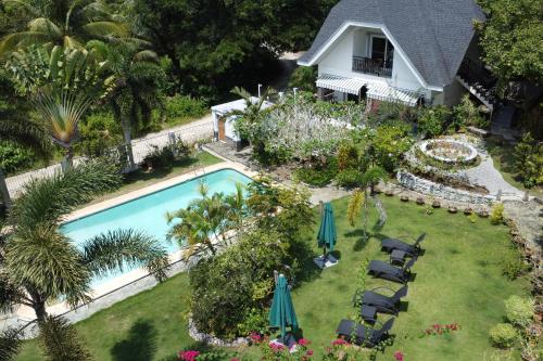 锡基霍尔花园度假别墅的享有后院的空中景致,设有游泳池和房屋