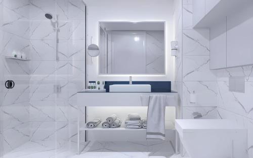 巴统Orbi City Hotel Batumi Beach的白色的浴室设有水槽和镜子