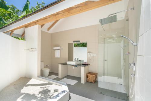 汉纳梅杜岛西纳蒙艾莱霍马尔代夫酒店的带淋浴和盥洗盆的浴室