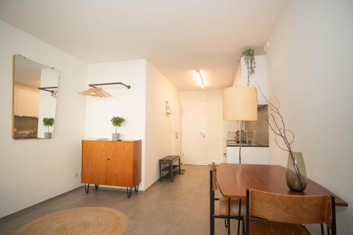 巴塞尔Modern apartment in Basel with free BaselCard的一间带桌椅和镜子的用餐室