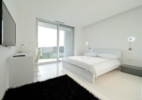 多博沃伊亚琴旅馆的白色的卧室设有床和大窗户