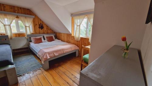 CiceuVén Fenyő Kunyhó的一间小卧室,阁楼上配有一张床