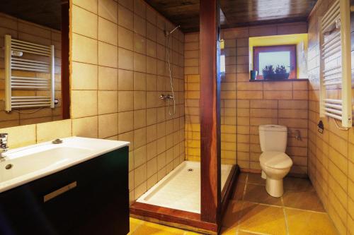 普奇塞达Masia d'en cot的浴室配有盥洗盆、卫生间和浴缸。