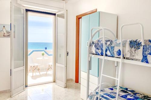 托雷莫泽Casa Tridente - Meravigliosa villa sul mare的一间带双层床的卧室,享有海景