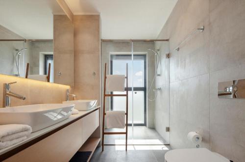 尼科西亚Nicosia Central Park Residences的一间带水槽、卫生间和镜子的浴室