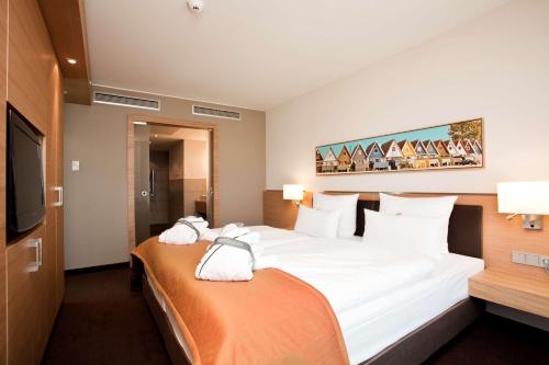 基尔大西洋基尔酒店的酒店客房设有两张床和一台平面电视。