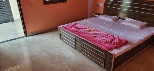 AyodhyaUtsav Vatika的卧室内的木架床