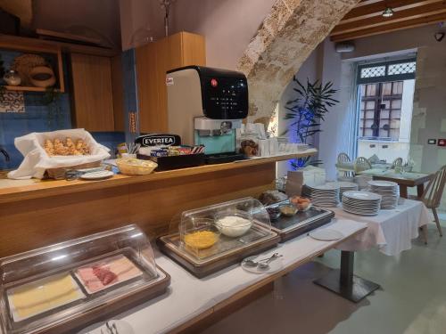 干尼亚Elia Zampeliou Hotel的厨房提供自助餐,餐桌上供应食物