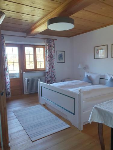 若特阿赫-埃根Haus Kaiser的一间卧室设有两张床和木制天花板