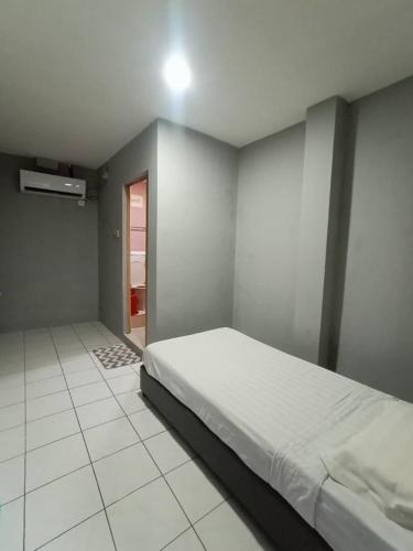 拿笃Hotel Iramanis的卧室设有一张大床,铺有瓷砖地板。
