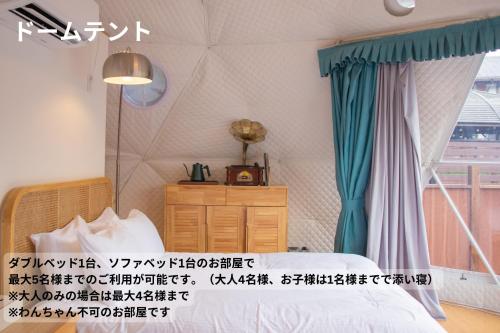 山中湖村Gramercy Village 山中湖 Glamping &Sauna的一间卧室设有一张床和一个窗口