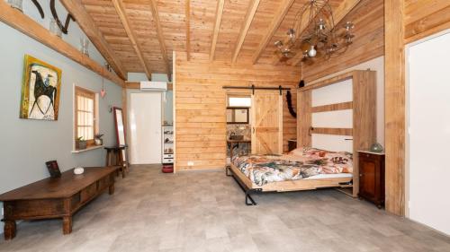 贝斯特Best Boerderij B&B的一间卧室设有一张床和木制天花板