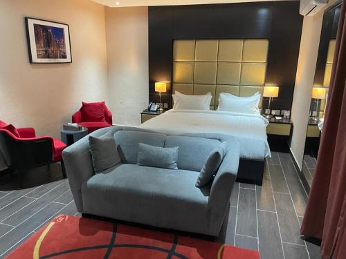阿布贾Rich Bridge Hotel的酒店客房,配有床和沙发