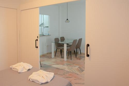 塞维利亚Precioso piso residencial的一间带桌椅的房间和一间用餐室
