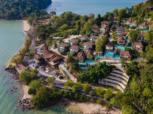 普吉镇Sinae Phuket - SHA Extra Plus的海滩上房屋的空中景致