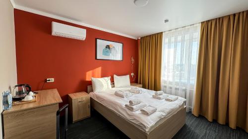 科克舍套Отель KOKSHETAU的酒店客房设有床和窗户。