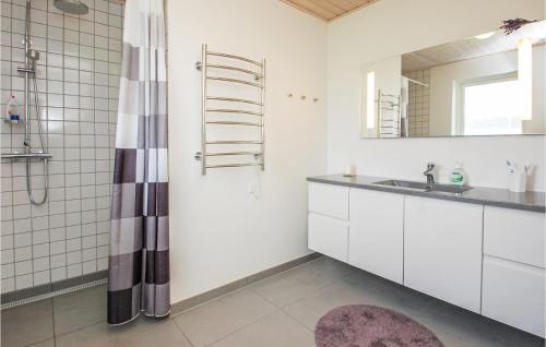 ÅrøBeautiful Home In Haderslev With Kitchen的一间带水槽和淋浴的浴室