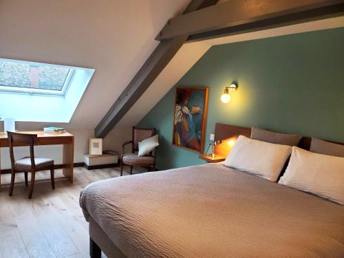 Monestier-de-ClermontLes 7 Frères的一间卧室配有一张床、一张桌子和一个窗户。