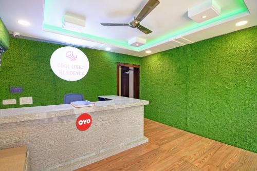布巴内什瓦尔OYO Flagship 81218 Cool Light Residency的一个带绿色墙壁的办公室和前台