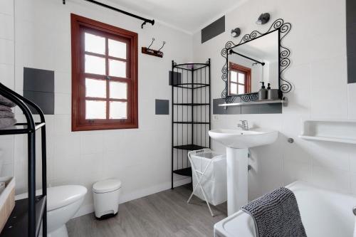 拉奥罗塔瓦Actors Studio的白色的浴室设有水槽和镜子