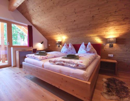 巴德米滕多夫Chalet Tauplitz的小木屋内一间卧室,配有两张床