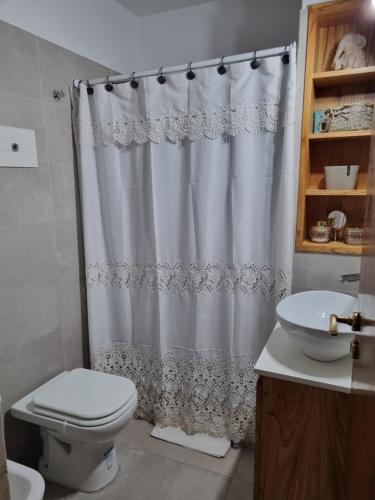 布宜诺斯艾利斯Elegante 3 dormitorios的一间带卫生间和淋浴帘的浴室