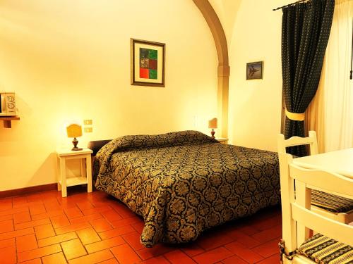 佛罗伦萨拉康缇希纳酒店的一间酒店客房,客房内配有一张床