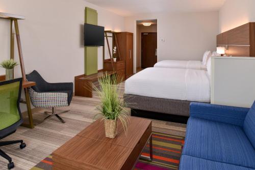 圣彼得堡Holiday Inn Express & Suites - St. Petersburg - Madeira Beach, an IHG Hotel的配有一张床和一张书桌的酒店客房