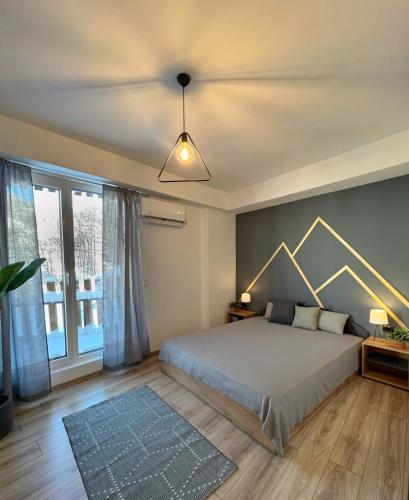 马夫罗沃Green Escape Mavrovo的一间卧室设有一张床和天花板