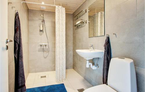 博恩瑟Lovely Home In Bogense With House Sea View的一间带卫生间和水槽的浴室