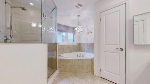 布兰普顿Luxurious Stay in the Heart of Community的带浴缸、淋浴和盥洗盆的浴室