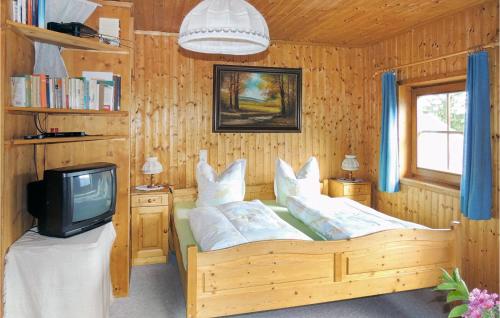 UntertilliachStunning Home In Untertilliach With 2 Bedrooms And Wifi的一间卧室设有一张床,配有电视