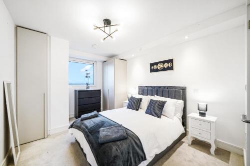 Luxury Apartment With Stunning Views on 10th floor客房内的一张或多张床位