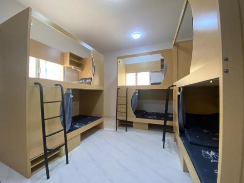Loong Hostel客房内的一张或多张双层床
