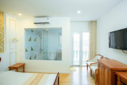 金瓯khách sạn Quốc Tế的一间带大镜子和电视的卧室