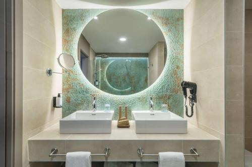 马贝拉Occidental Puerto Banús的浴室设有2个水槽和镜子