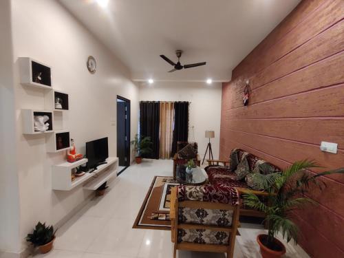 瓦拉纳西Raj Homestay Kashi的带沙发和电视的客厅