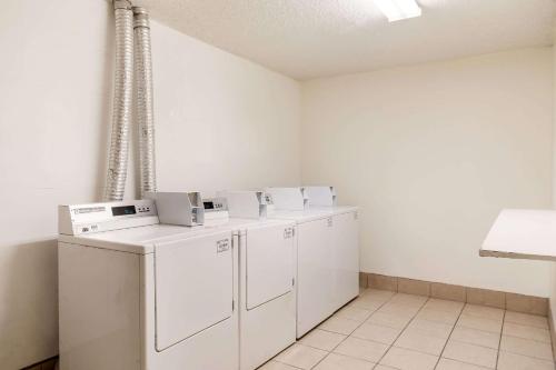 盖洛普盖鲁普旅程住宿的洗衣房配有白色洗衣机和烘干机