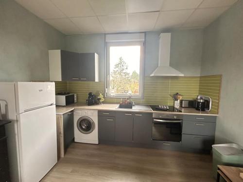 康布雷Martine: appartement 1er étage的厨房配有白色冰箱和洗衣机